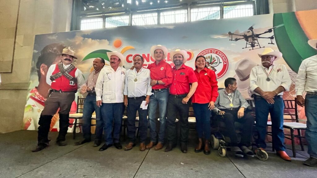 Reconocen a Carmelo Fernández Padilla en el Congreso Estatal de la CNC Durango 2025