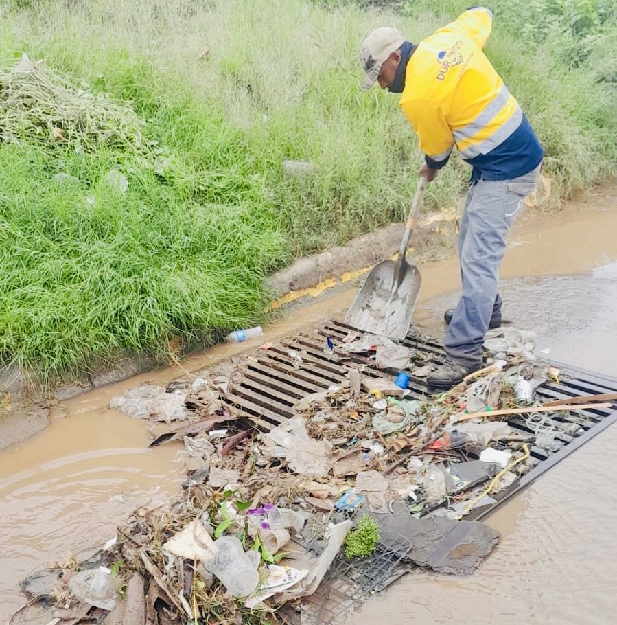 La basura también inunda, evitemos contaminar las calles; coinciden Toño Mier y Gaby Vázquez