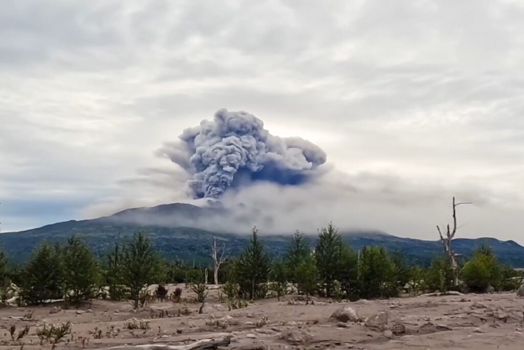 Sismo en Rusia activa siete volcanes en Kamchatka por primera vez en tres siglos