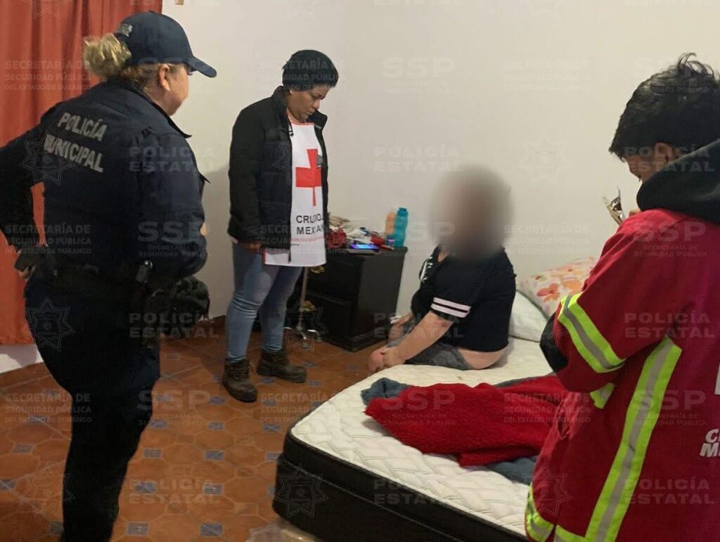 Operativo Dragón rescata a adulta mayor tras caída en su domicilio en Santiago Papasquiaro