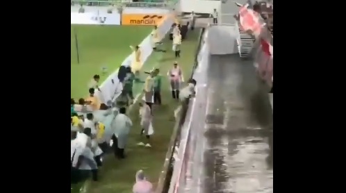 VIDEO: Futbolista cae a una zanja de 3 metros tras anotar gol y el estadio se paraliza