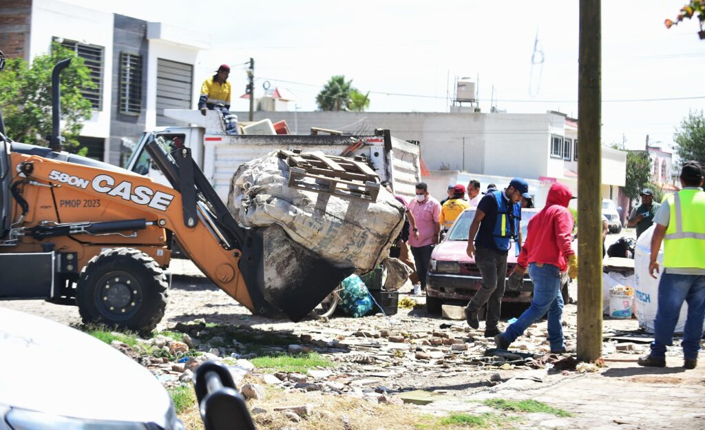 Operativo de limpieza para retiro de basura y control de fauna nociva en domicilios: Medio Ambiente
