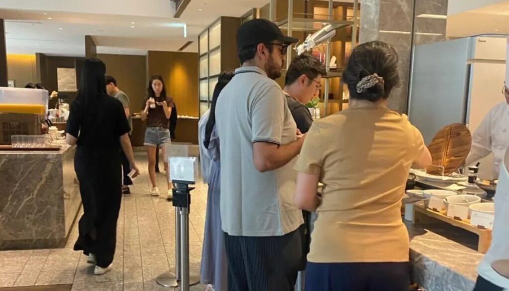 Reaparece López Beltrán y defiende su viaje a Japón
