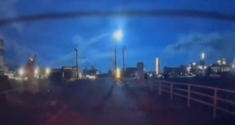 Impresionante bola de fuego ilumina el cielo nocturno de Japón