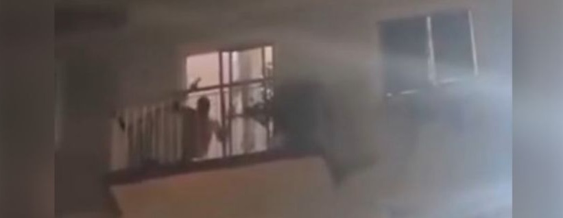 Hombre asesina a su esposa a martillazos frente a sus hijas y vecinos