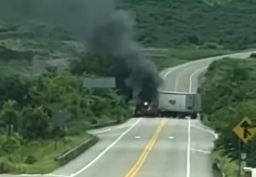 Cerrado el paso entre Nayarit y Sinaloa por bloqueos en carreteras