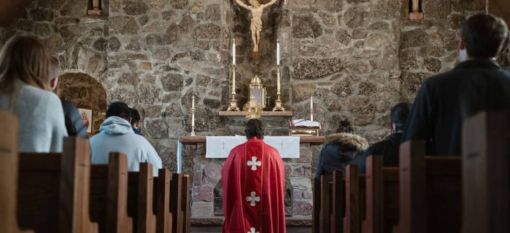Sacerdote cinta negra es suspendido tras intentar exorcizar a golpes a una abuelita