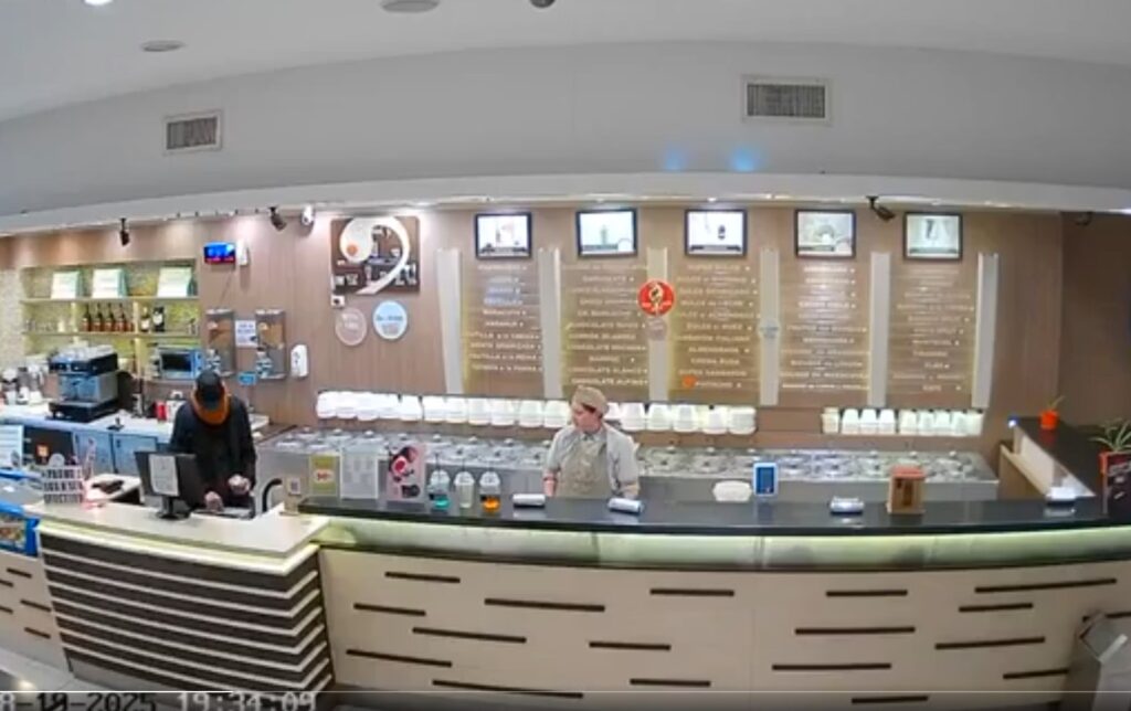 Ladrón pide disculpas mientras roba una heladería en Argentina