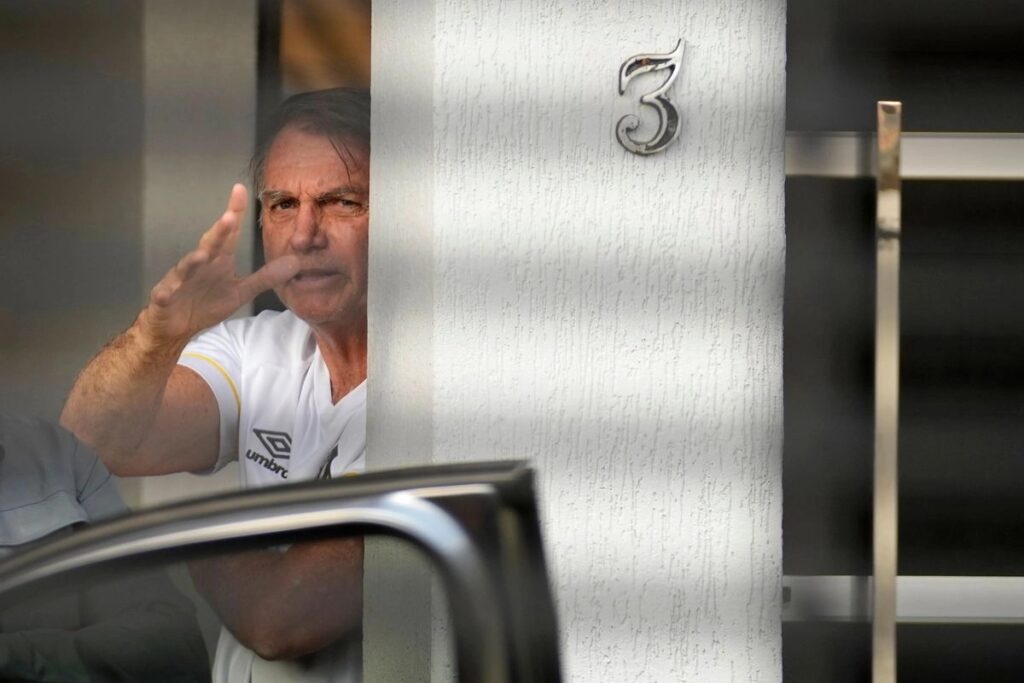 Refuerzan vigilancia a Bolsonaro en arresto domiciliario ante fase final de juicio