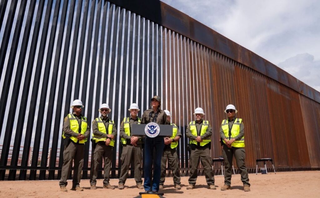 Kristi Noem firma documento que garantiza construcción de 8 kilómetros de muro fronterizo en Texas