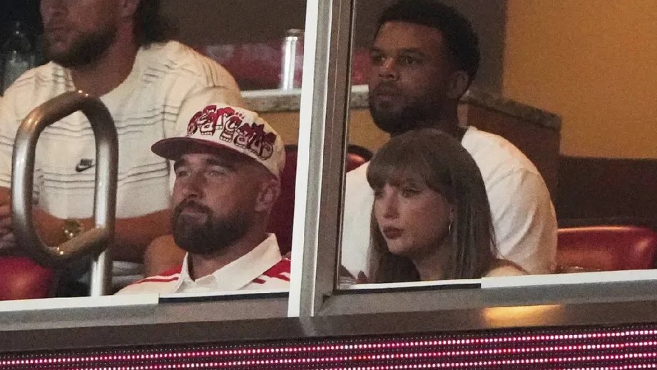 Captan a Taylor Swift y Travis Kelce tras comprometerse