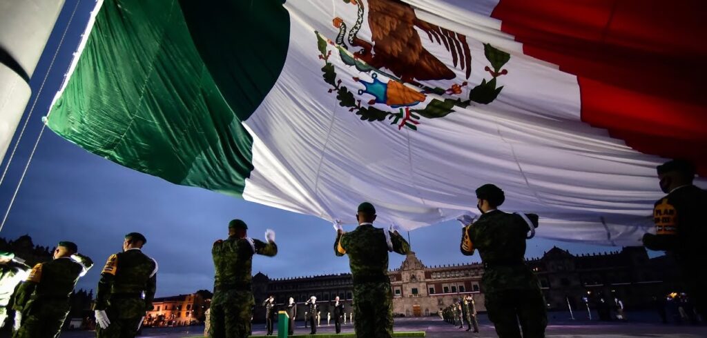 ¿Cuándo y cómo se coloca la bandera de México en septiembre?