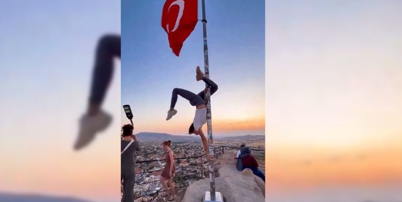 VIDEO: Turista convirtió un asta bandera en su barra de pole dance