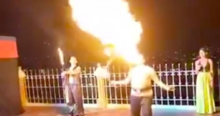 VIDEO: Artista tragafuegos se prende durante festividades