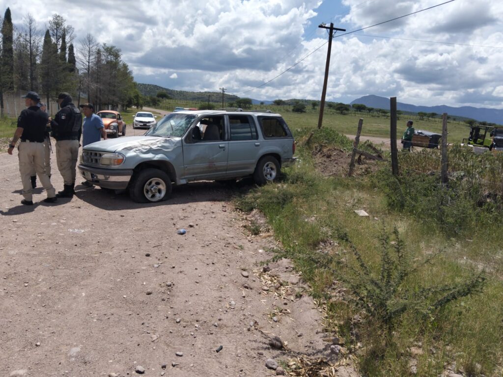 Accidente tipo volcadura en camino a Garame, Mpio. de Santiago; deja dos personas lesionadas