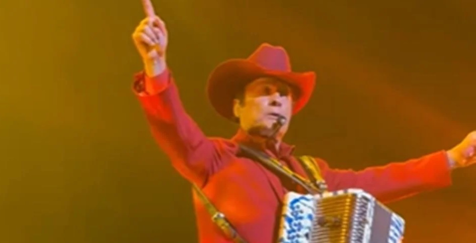 VIDEO: “Se levantó como un jefe”: Jorge Hernández, de Los Tigres del Norte, sufre caída en pleno show