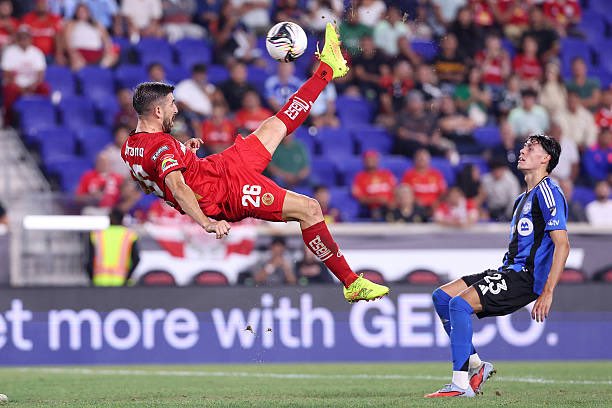 Con golazo de antología de Paulinho, Toluca le baja el partido al Montreal.