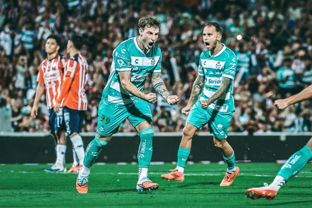 Acevedo se crece y brilla en triunfo de Santos ante el Chivas