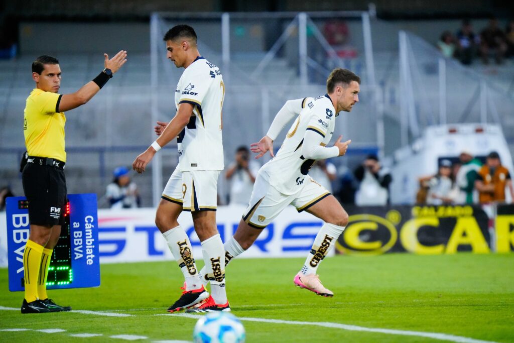 Terminó la espera, Aaron Ramsey por fin pudo debutar con Pumas.