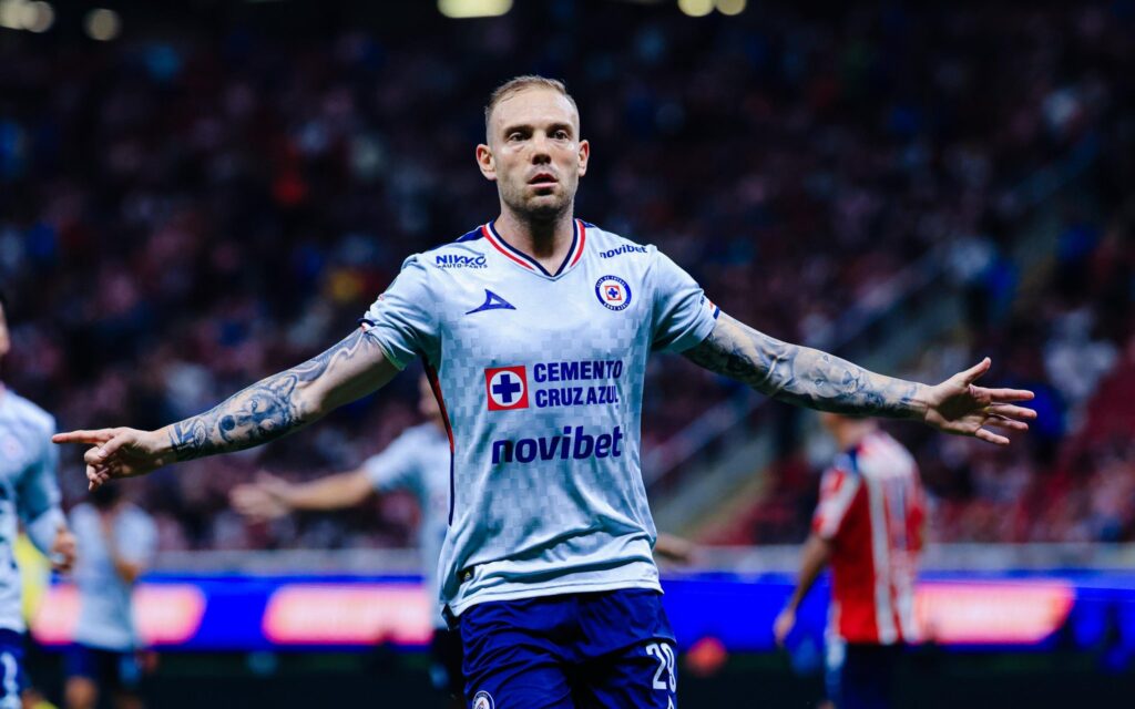 Cruz Azul aumenta la crisis de Chivas que es antepenúltimo de la general.