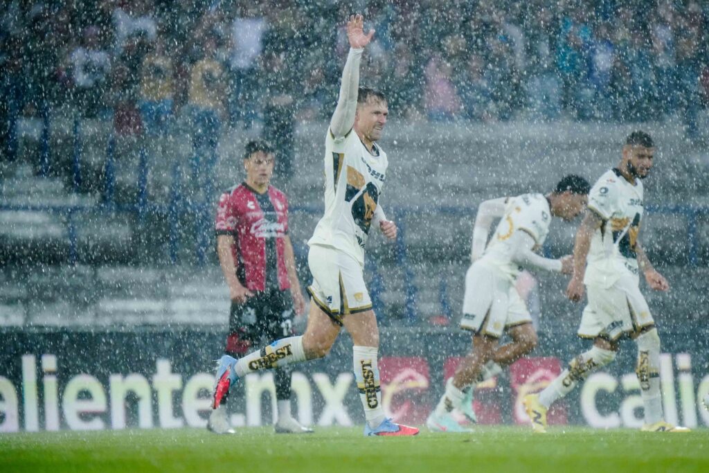 Ramsey anota y las celebridades tiemblan; pero Pumas gana.