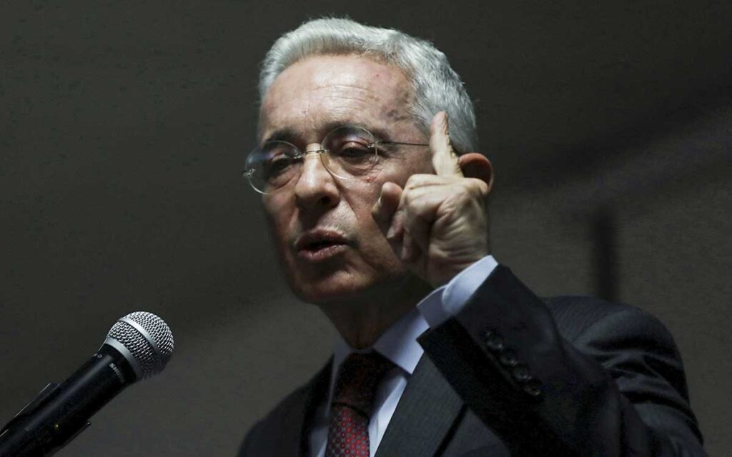 Álvaro Uribe, expresidente de Colombia, es condenado a 12 años de prisión domiciliaria