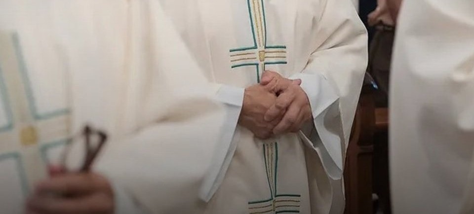 VIDEO: Vecinos denuncian a sacerdote tras encontrar dos menores en su casa