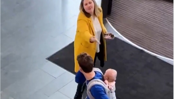 VIDEO: Papá entra en pánico en centro comercial…Pensó que había perdido a su bebé