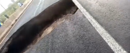 VIDEO: Se abre un mega socavón en plena carretera