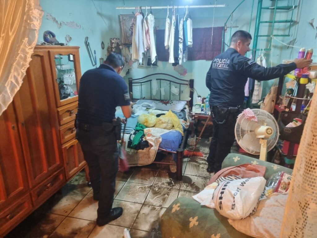 Brinda SSPC auxilio a mujer de 95 años, atrapada en su casa por las inundaciones en Tepic