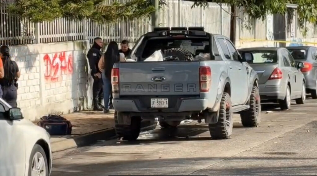 Hallan a familia sin vida dentro de camioneta, entre ellos dos menores