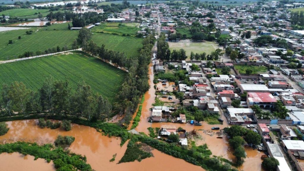 Se desborda el río Zula en Ocotlán