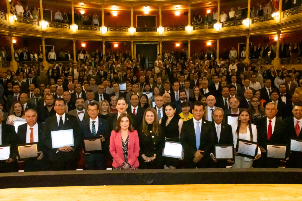 Reconocen en Jalisco a 71 profesionistas destacados
