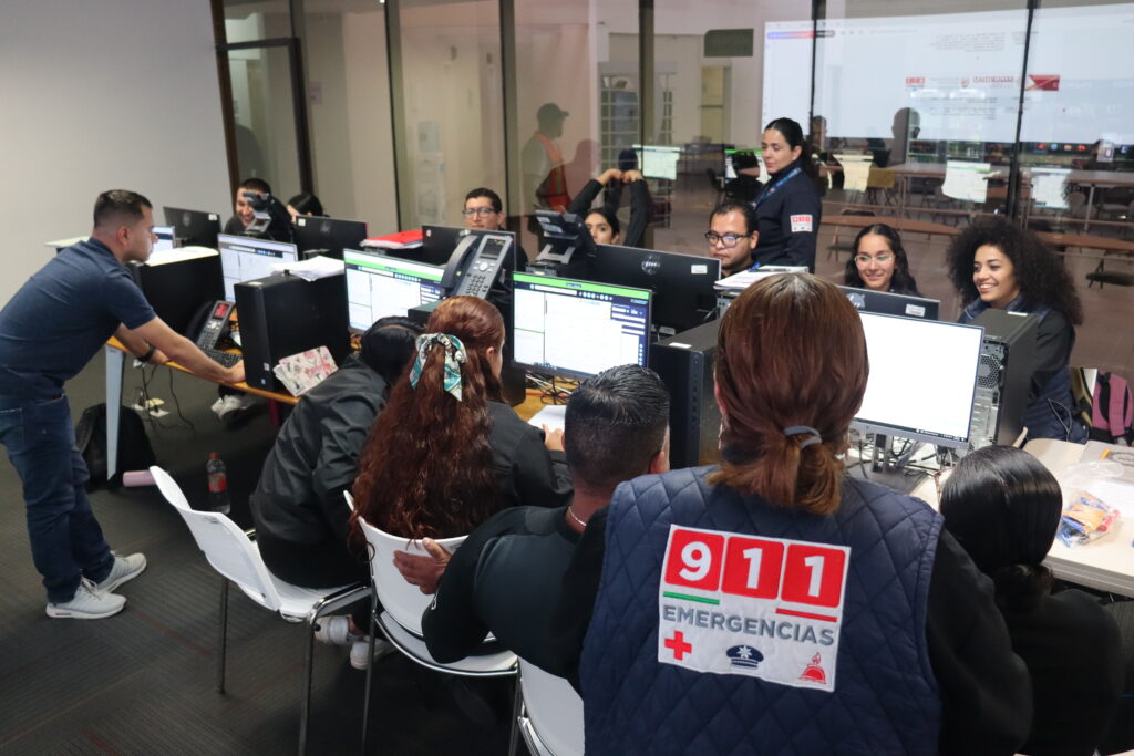 Refuerzan capacitación de operadores del 911 para mejorar atención