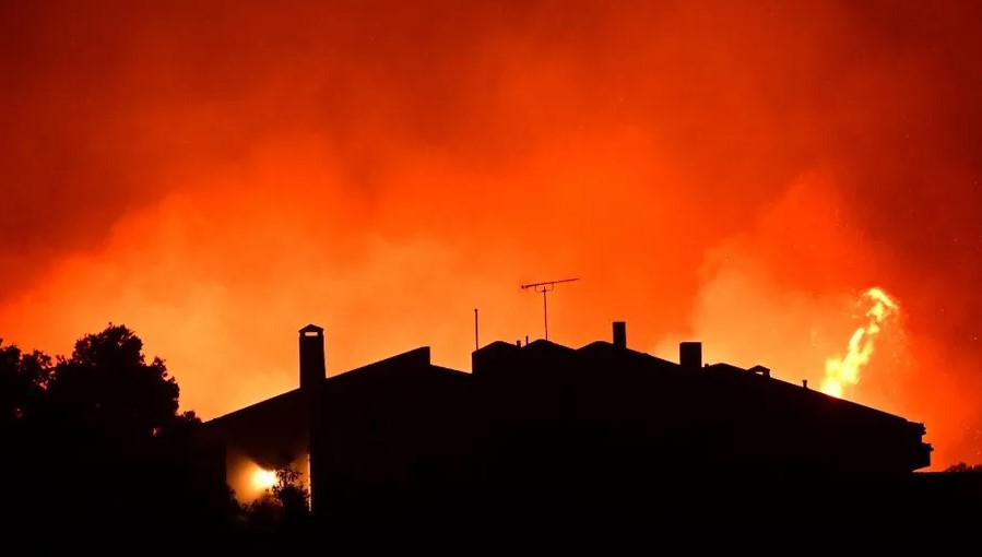 Tragedia en Grecia: Incendios y fuertes vientos dejan tres muertos, incluidos dos turistas