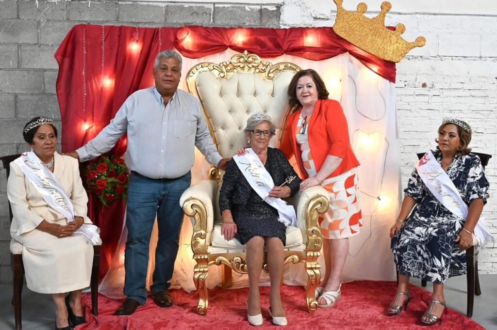 Elia es coronada como reina de la tercera edad en Nuevo Ideal