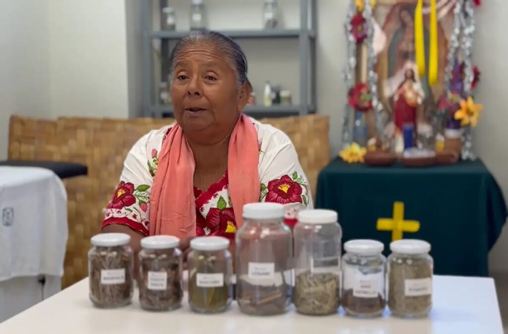 Cofepris autoriza primer consultorio de medicina tradicional indígena de la mano del IMSS-Bienestar