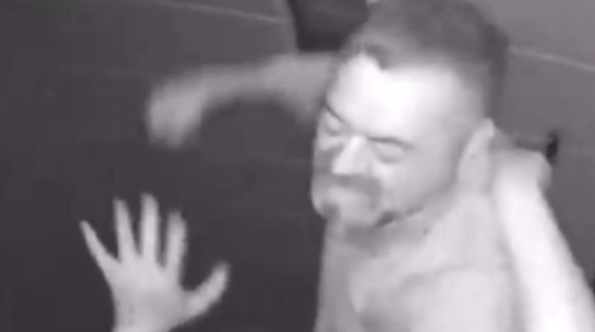Empresario golpea brutalmente a su esposa en un ascensor