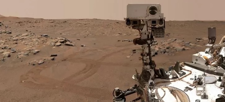 Encuentran un «casco medieval» en Marte: la NASA revela el origen de la extraña roca