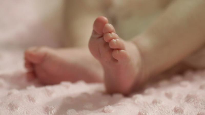 Mamá abandona a su bebé para ir de vacaciones con sus otros hijos