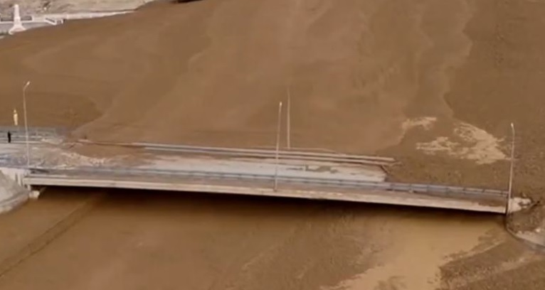VIDEO: Tsunami de lodo arrasa ciudad rusa tras devastador sismo de 8.8: el caos no termina