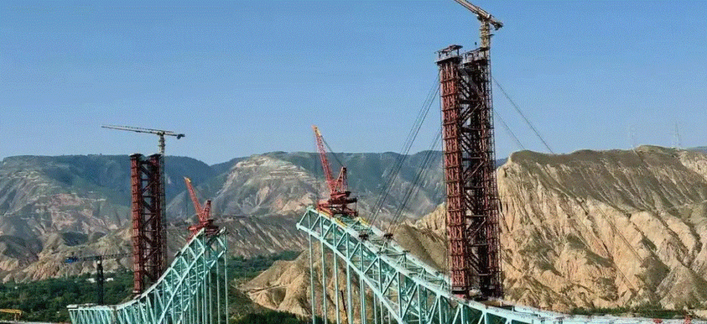 VIDEO: Colapsa puente en construcción y deja 12 muertos
