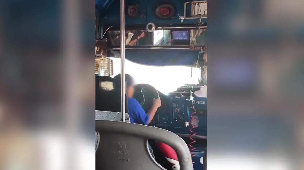 Sancionan a chofer que dejó a niño manejar un autobús en Durango