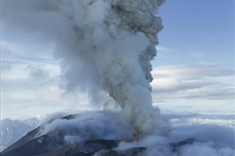Se registra erupción histórica del volcán Krasheninnikov en Rusia