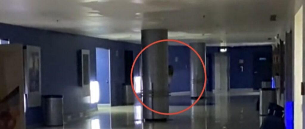 VIDEO: Mujer fantasma aparece llorando dentro de un cine