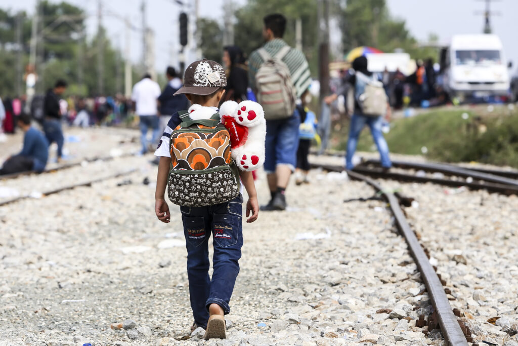 Jueza niega a Trump anular acuerdo legal que protege a menores migrantes