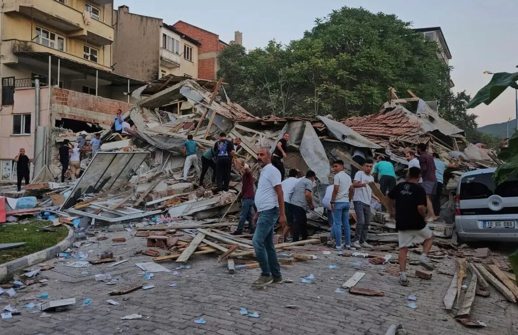 Sismo de 6.1 derriba al menos 10 edificios en Turquía