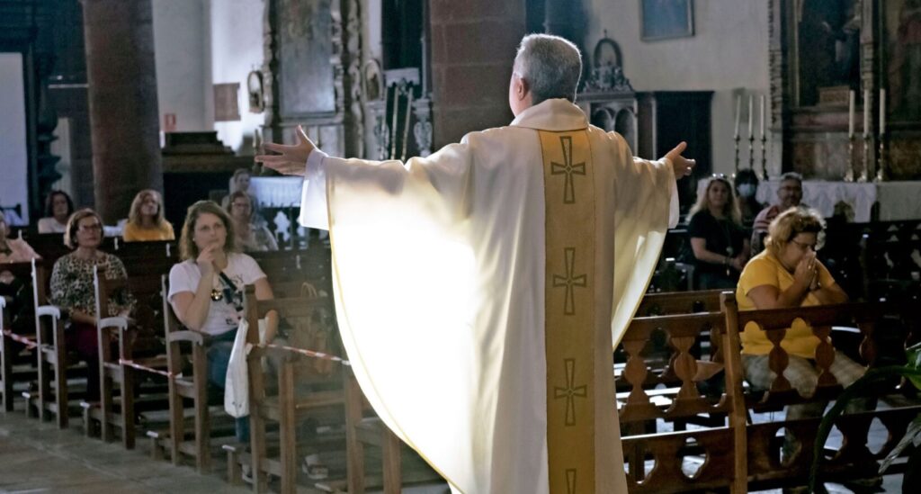 VIDEO: “No sean migajeros”: sacerdote católico se vuelve viral con mensaje directo sobre el amor
