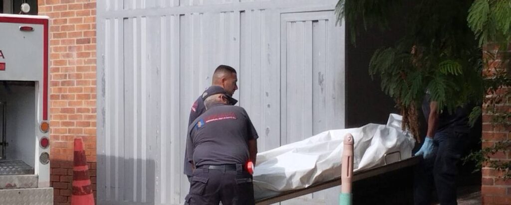 Hombre fallece tras caerle su esposa encima