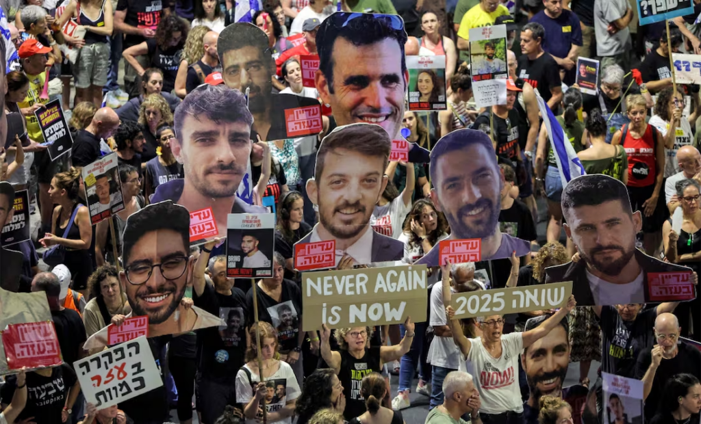 Hamás graba a rehén israelí cavando su propia tumba y en desnutrición; miles protestan en Tel Aviv